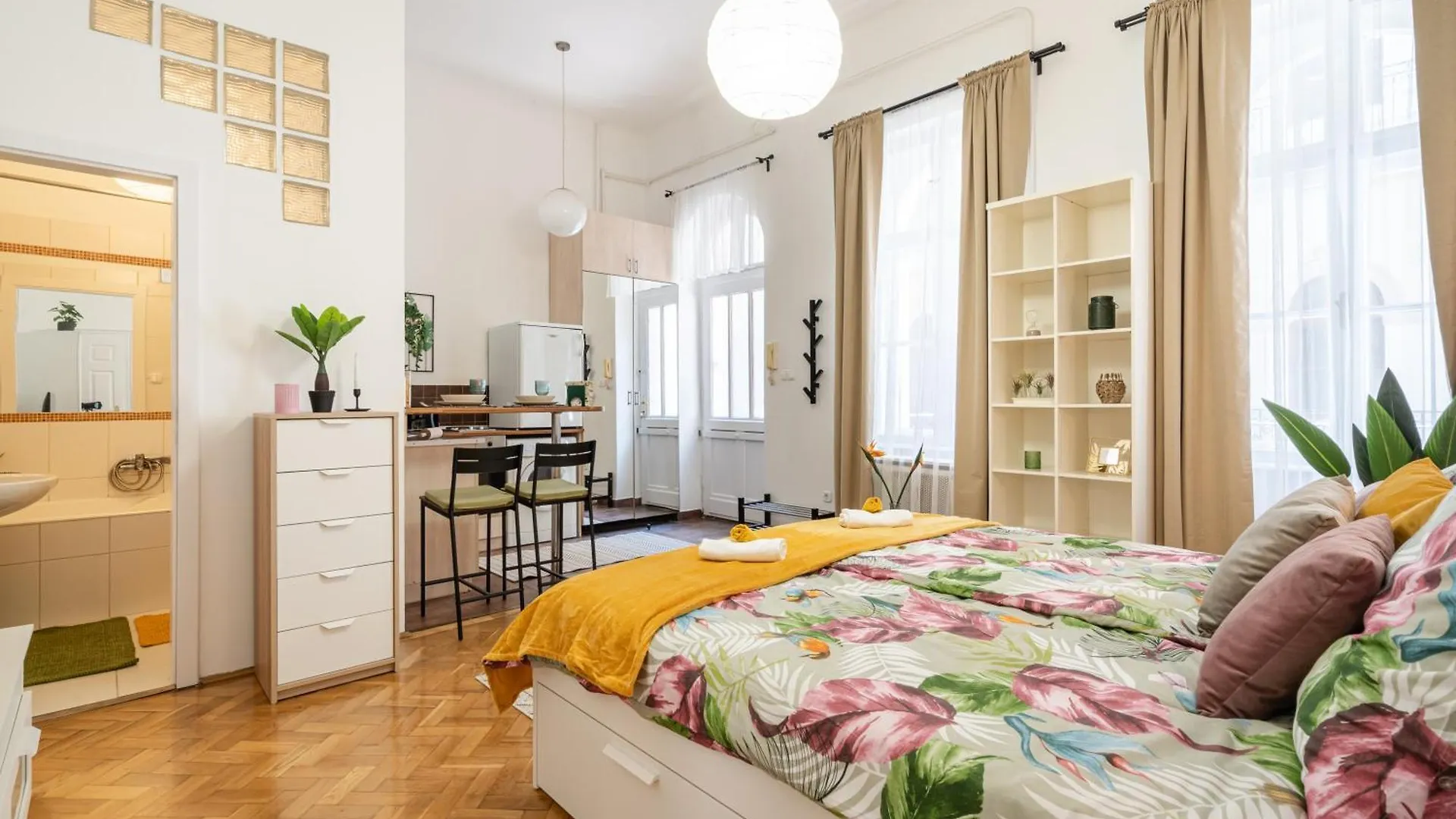 Apartment Cosmopolitan Studio - Chic Getaway In A Fancy Neighbourhood Budapest