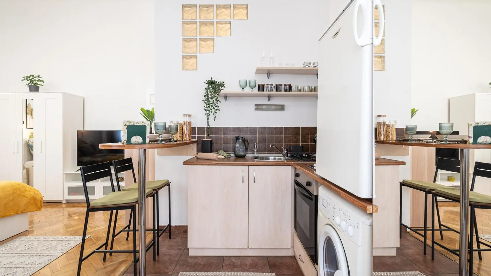 Cosmopolitan Studio - Chic Getaway In A Fancy Neighbourhood Budapest 0*,  Hungary
