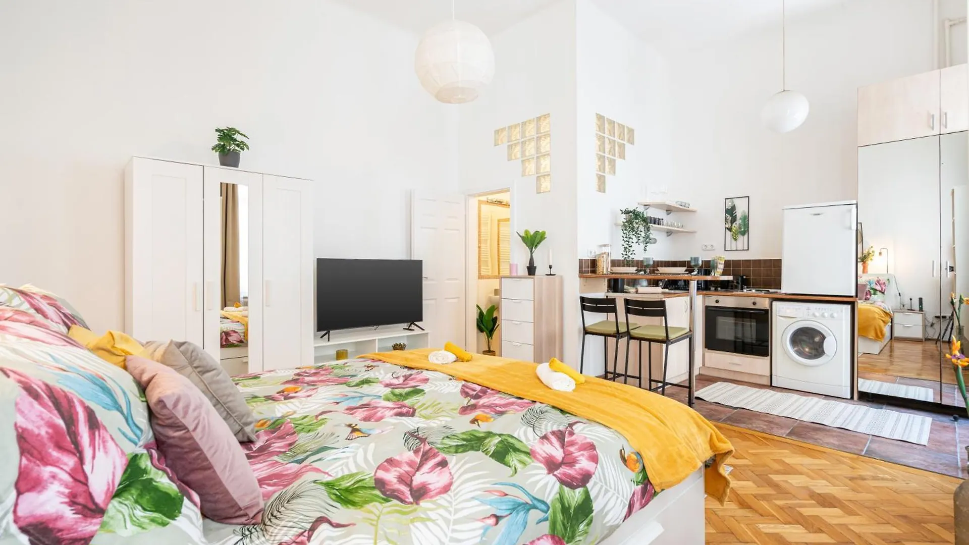 Apartment Cosmopolitan Studio - Chic Getaway In A Fancy Neighbourhood Budapest Hungary