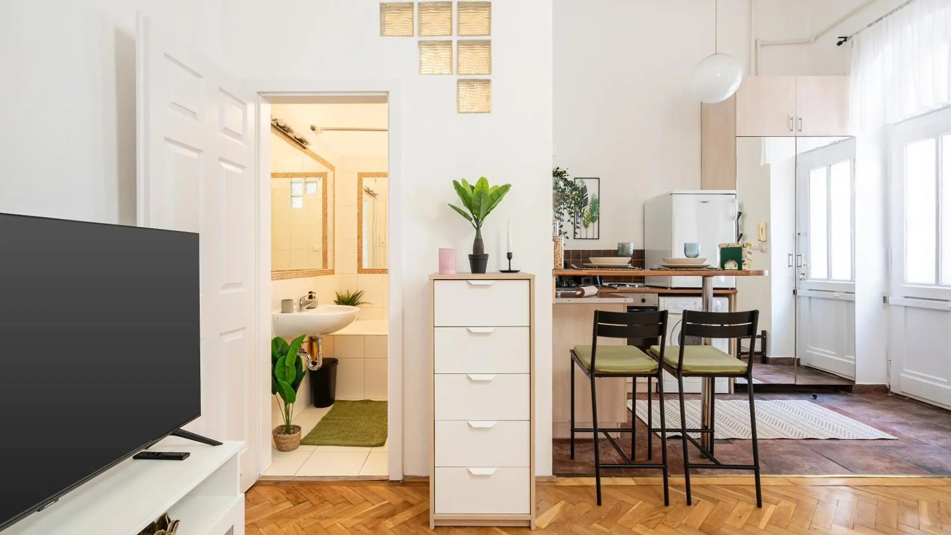 Cosmopolitan Studio - Chic Getaway In A Fancy Neighbourhood Budapest